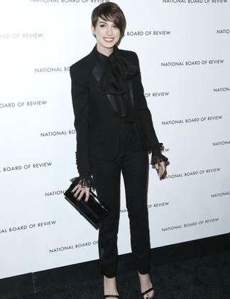 THE QUEENLY on X: Anne hathaway wearing my fave from the saint laurent sac  de jour. #YSL #saintlaurent #annehathawat  / X