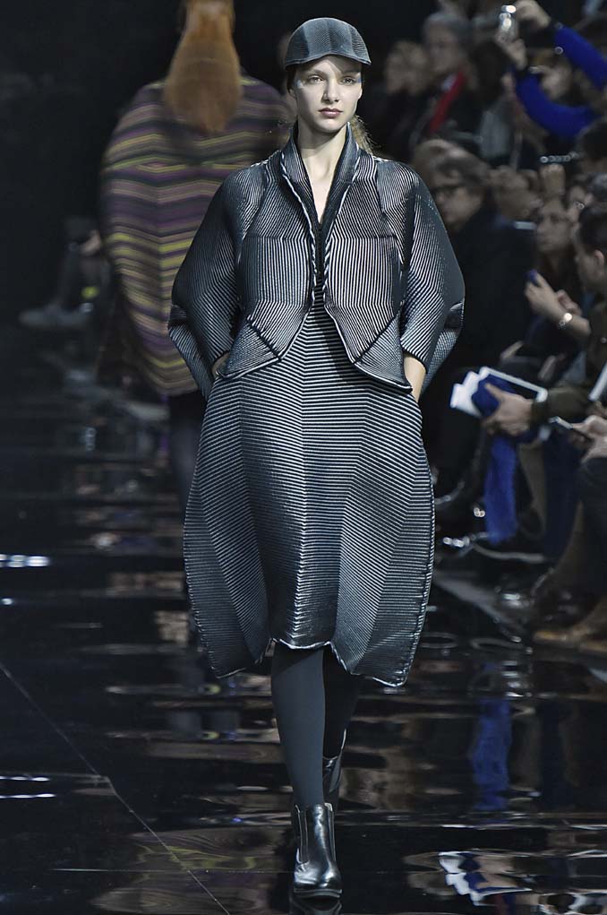 Issey Miyake Paris RTW Fall Winter 2015 March 2015 - Daily Front Row