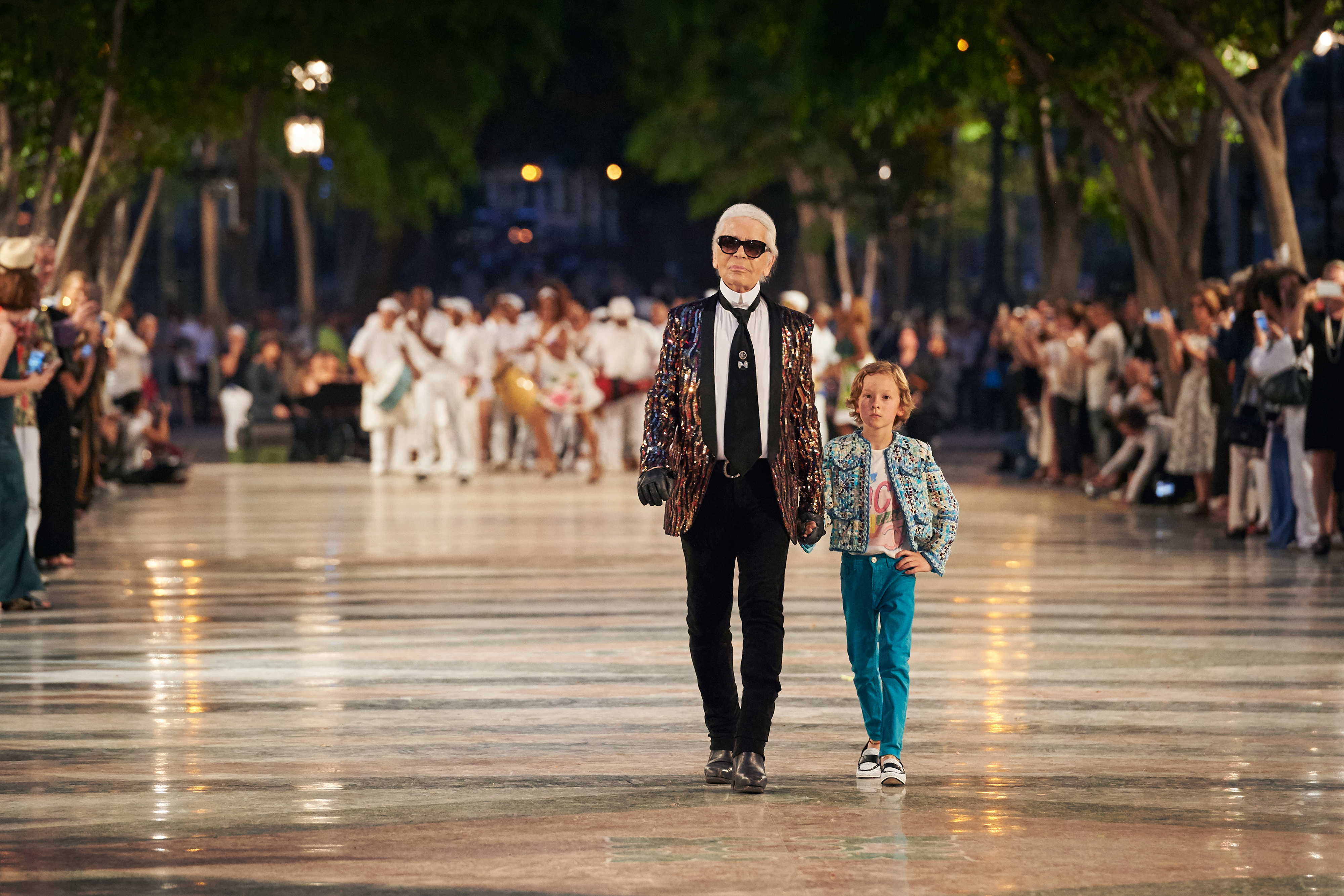 CHANEL Spring 2016 Fashion Show Backstage ft Karl Lagerfeld, Cara  Delevingne