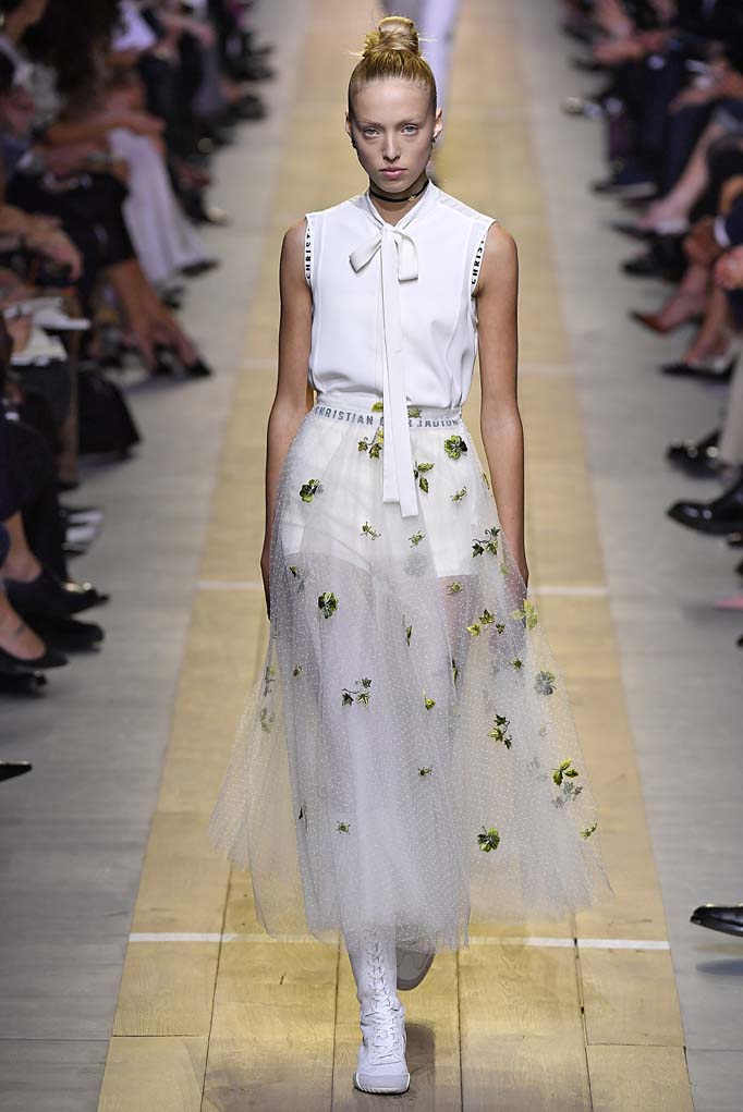 Maria Grazia Chiuri Creates a Dio(R)evolution at Christian Dior - Daily ...