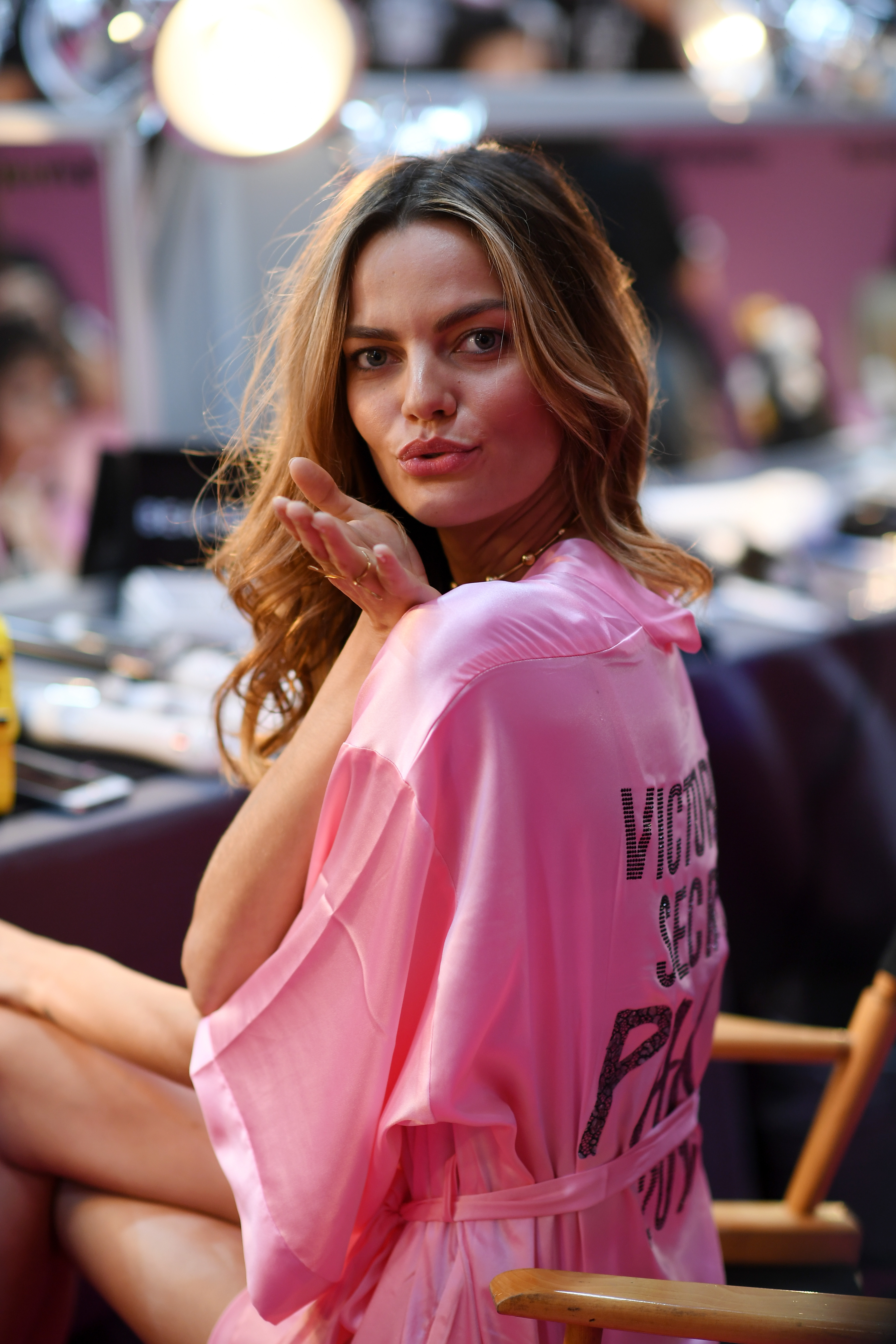 2016 Victoria S Secret Fashion Show In Paris Hair And Makeup Daily Front Row