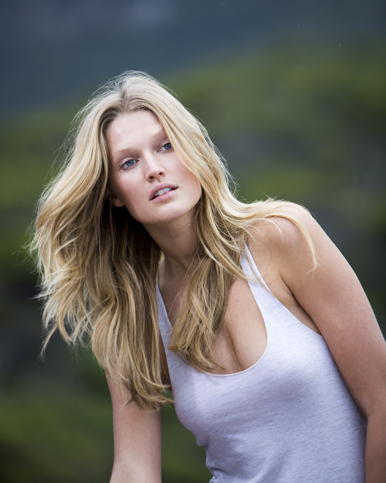 Toni Garrn x Kerastase Aura Botanica 1