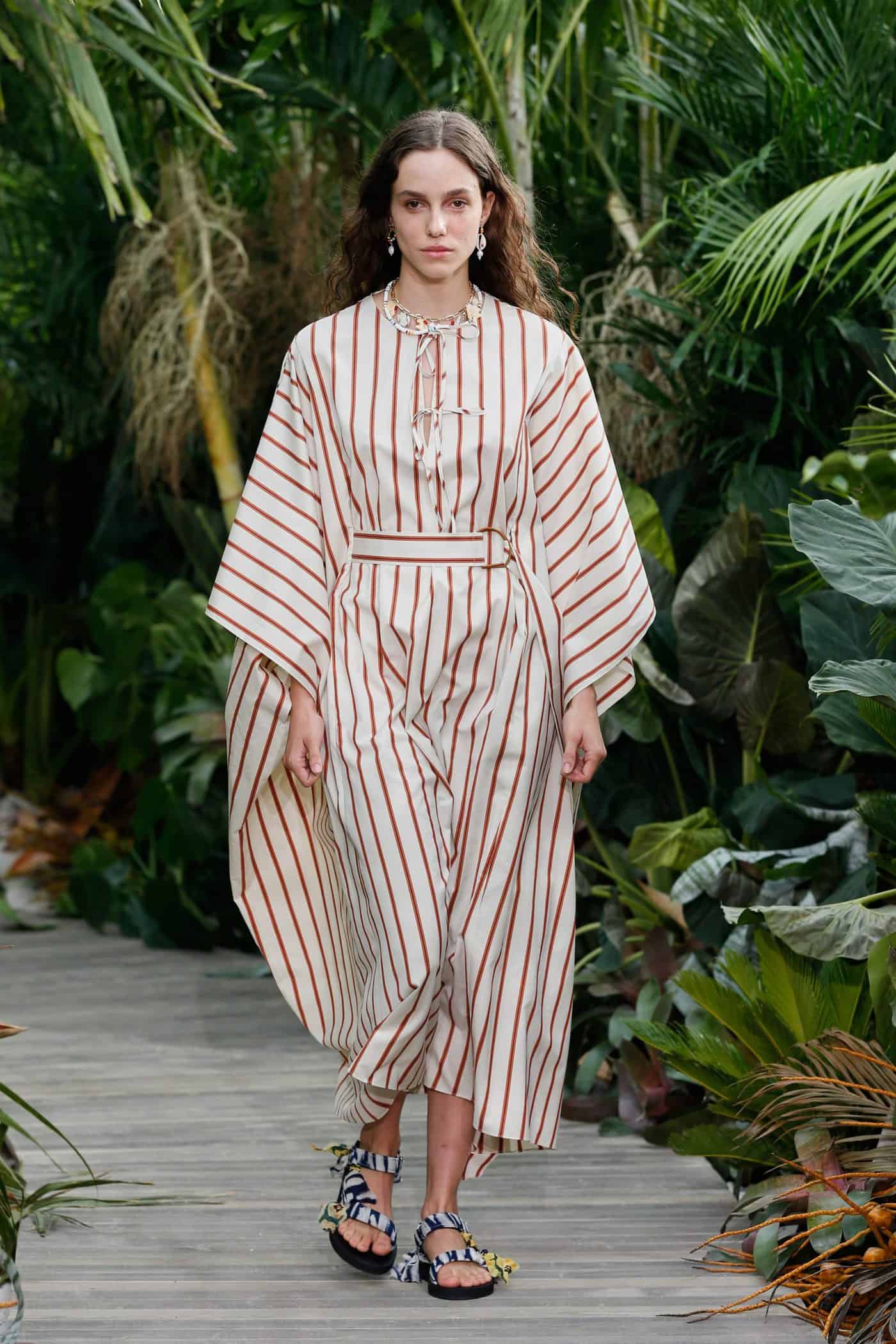 https://fashionweekdaily.com/wp-content/uploads/2020/09/JasonWu006-scaled.jpg