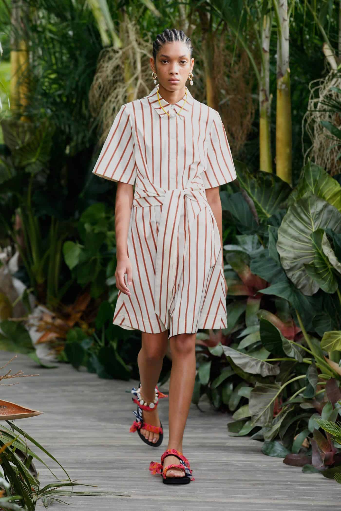 https://fashionweekdaily.com/wp-content/uploads/2020/09/JasonWu016-scaled.jpg