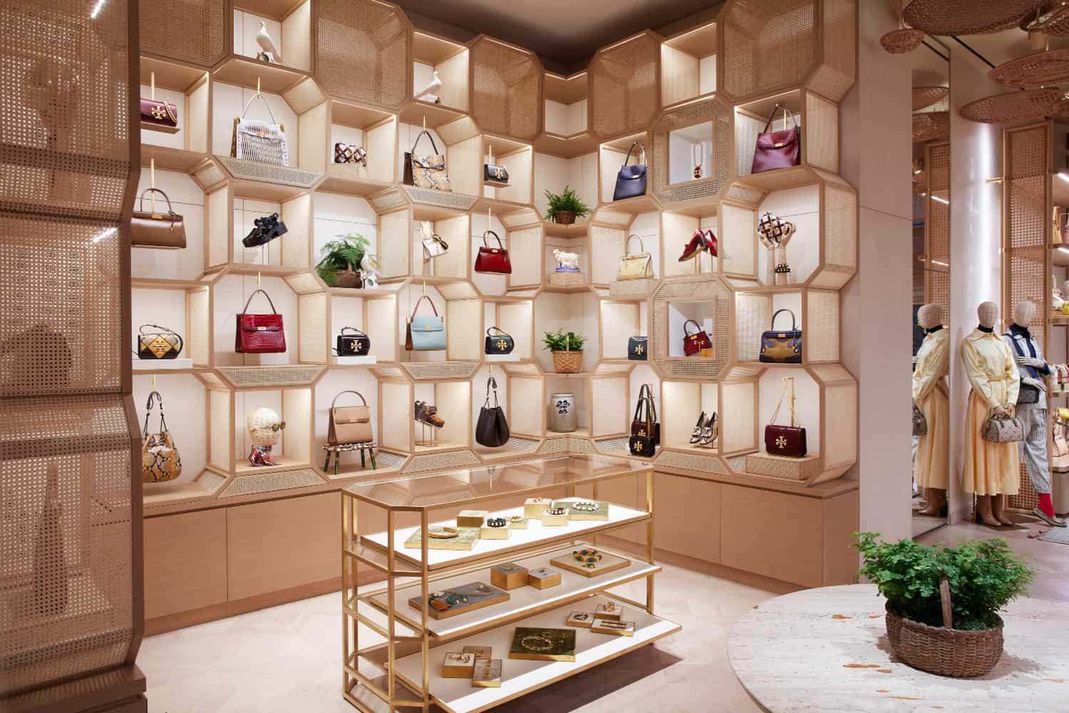 Total 49+ imagen tory burch store interior